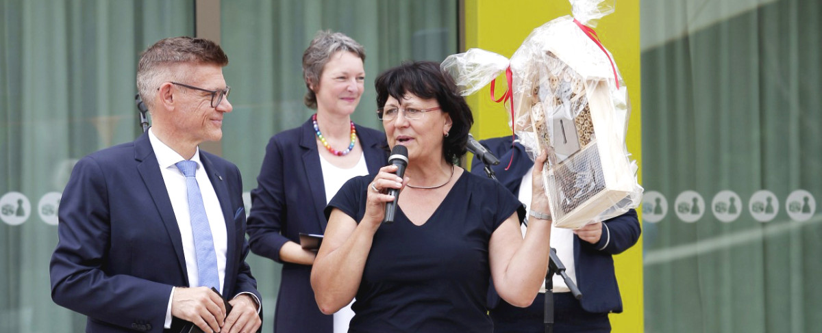 Bildungsministerin Eva Feußner überreichte der Schulgemeinschaft ein Insektenhotel.