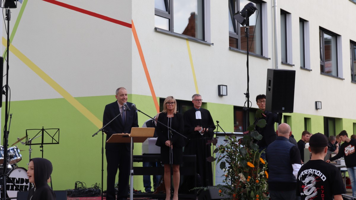 Schulleiter Ferdinand Kiderlen mit Oberbürgermeisterin Simone Borris und Domprediger Jörg Uhle-Wettler