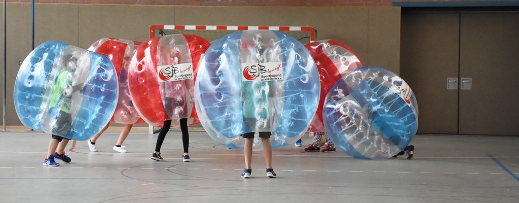 Die Kinder standen im Mittelpunkt des Schuljubiläums, z.B. beim Bubble-soccer.