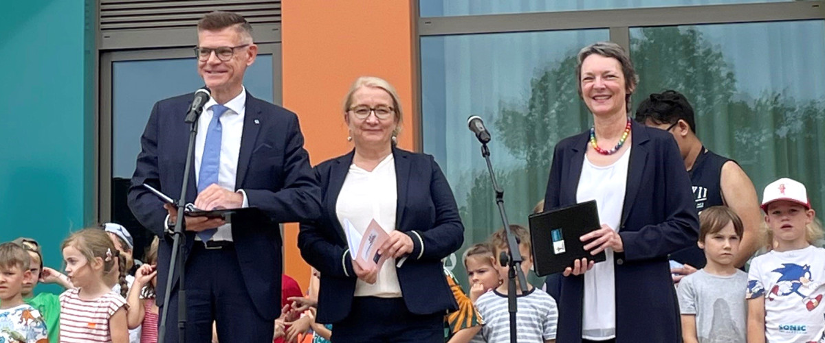 Schulleiterin Katharina Morawe mit den Stiftungsvorständen Marco Eberl und Ulrike Sterzing