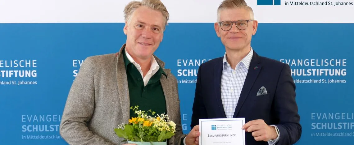 Stiftungsvorstand Marco Eberl (re) überreicht Programmleiter Matthias Höfling (li) die Berufungsurkunde