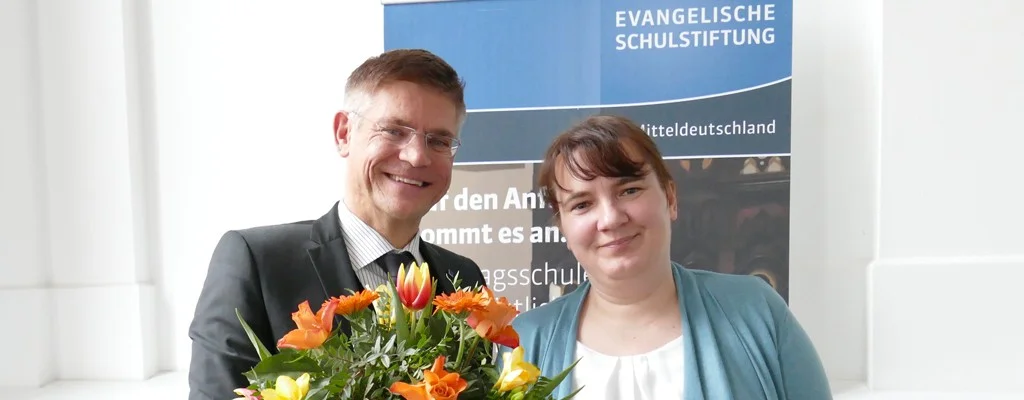 Marco Eberl überbrachte Susanne Raab nachträglich zu ihrem 20-jährigen Dienstjubiläum im Namen des Vorstandes der Schulstiftung seine Glückwünsche.